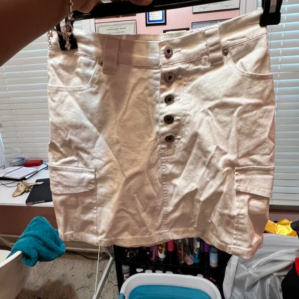 Cute white skirt that just needs to be ironed which I can do💕!